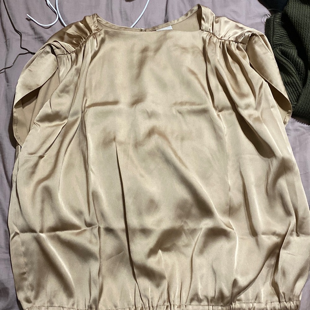Super cute gold top